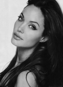 Angelina Jolie fa di tutto per salvare i sei figli dalla depressione