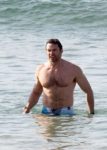 Hugh Jackman hot in spiaggia dopo il cancro