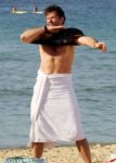Hugh Jackman hot in spiaggia dopo il cancro