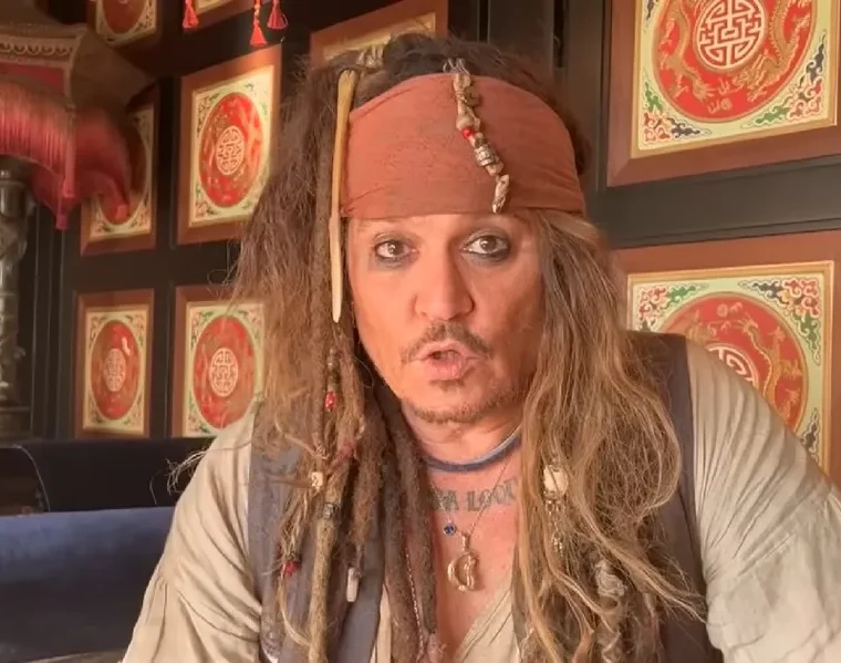 Johnny Depp ha fatto un'apparizione a sorpresa nei panni del Capitano Jack Sparrow in un video personale della Fondazione Make-A-Wish.