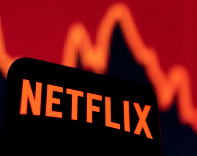 Netflix, stretta di Natale dal 2023 stop alla condivisione dell'account