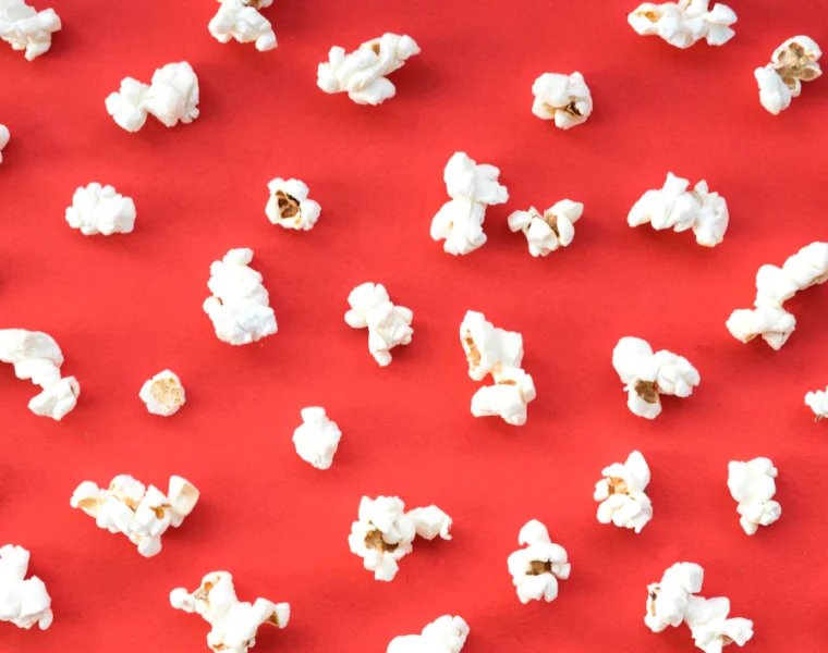 Per celebrare il National Popcorn Day, scoprite come i popcorn sono diventati lo snack per eccellenza delle sale cinematografiche e della visione dei film in generale.