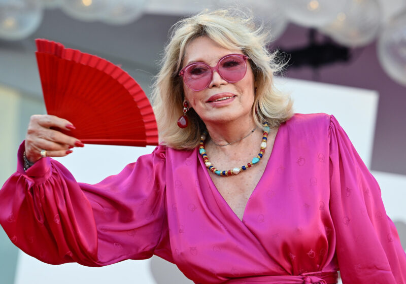 Amanda Lear a 83 anni: ‘Vivo a pieno, senza paura della morte, ma della sofferenza’