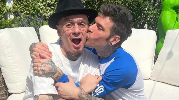 J Ax di nuovo contro Fedez: “Nessun rispetto per chi fa vita spericolata ed ha figli”