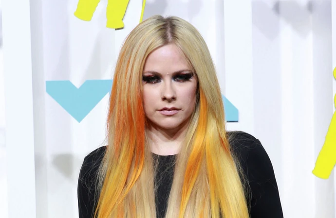 Avril Lavigne sostituita da un Clone? La Bufala della Sosia: La Teoria del Complotto conquista il Web