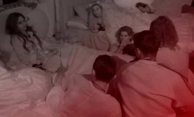 Immagine Copertina «Grande Fratello, discorsi piccanti a pochi giorni dall’ingresso, è già polemica»