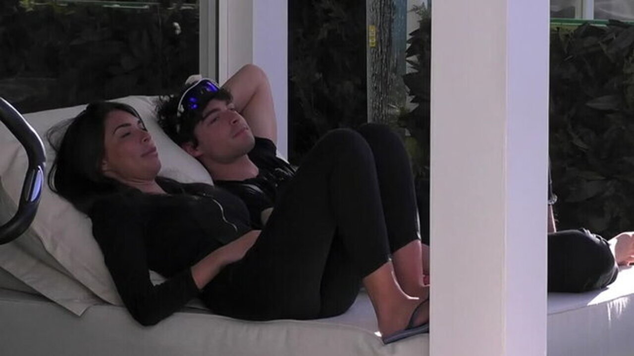 Immagine Copertina «Grande Fratello, Greta provoca Vittorio: “Dammi un bacio con la lingua”»
