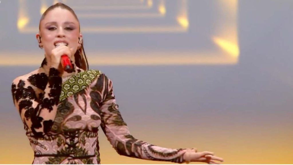 In Attesa dell’Eurovision 2024, Angelina Mango incanta Barcellona con La Noia