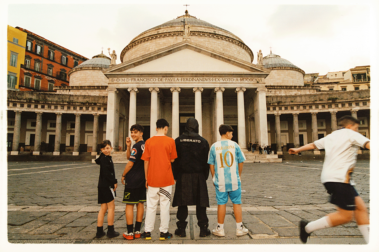 Mister Movie | Liberato ci regala il nuovo singolo “Viennarì”: il 9 Maggio suona ancora Napoli! Mister Movie | Liberato ci regala il nuovo singolo “Viennarì”: il 9 Maggio suona ancora Napoli!