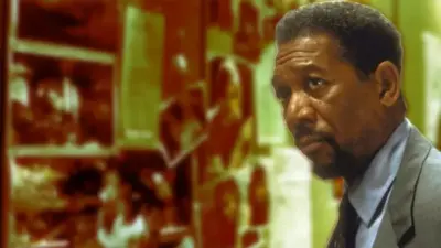 Morgan Freeman e la mano sinistra in Lioness: la storia del guanto dell'attore