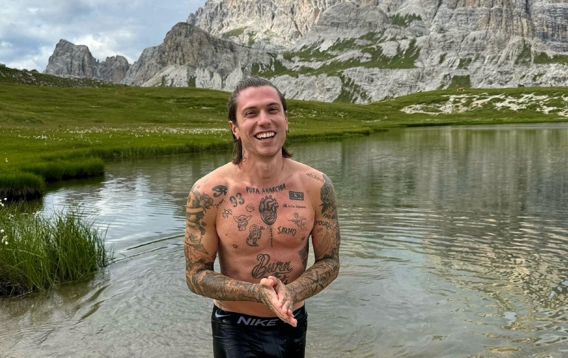 Immagine Copertina «Benjamin Mascolo in vacanza mostra i capelli lunghi, dopo la reunion con Fede »