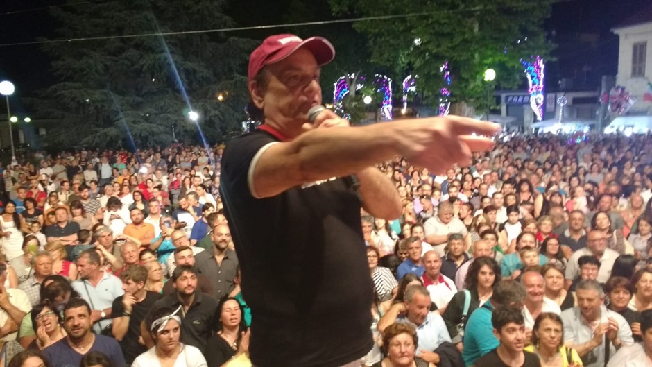 Paura per Gigione, cade e sfonda il palco mentre canta, il video è virale