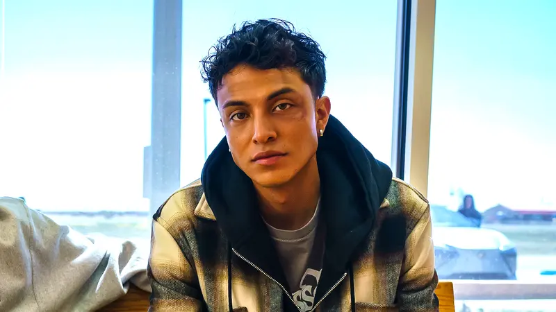 Immagine Copertina Chi è Kauchani Bratt? 4 cose da sapere sull’attore Rez Ball – Wiki Bio Details