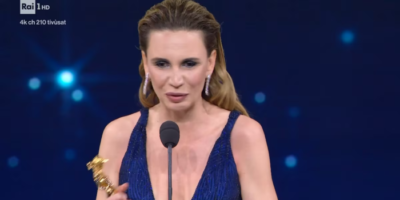 Emanuela Fanelli invecchiata di 20 anni a Venezia: il look sorprendente per Peccato