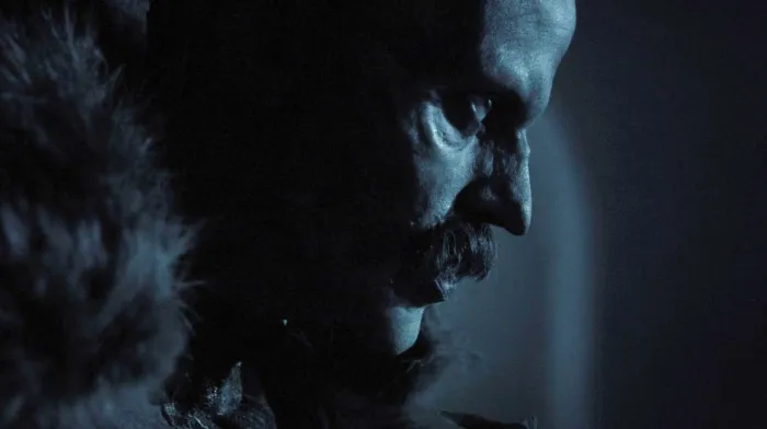 Nosferatu Shock: Il Baffo di Bill Skarsgård Divide il Pubblico! 🧛‍♂️