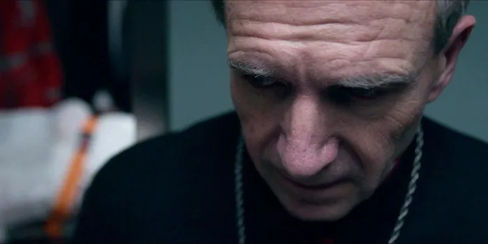 Immagine Copertina «Conclave: Il Film con Ralph Fiennes che Avrebbe ‘Guidato’ il Nuovo Papa?»