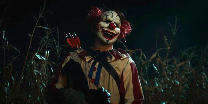 Immagine Copertina «Frendo Re dei Clown Horror? Kevin Durand Lancia la Sfida da Clown in a Cornfield»