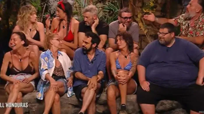 l isola dei famosi 2025 tempesta di ritiri e malori due naufraghe lasciano chi resterà
