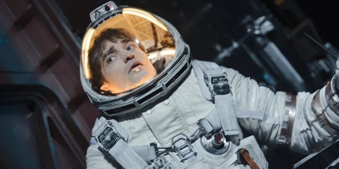 mickey 17 arriva in streaming quando vedere il film scifi con pattinson e bong joon ho