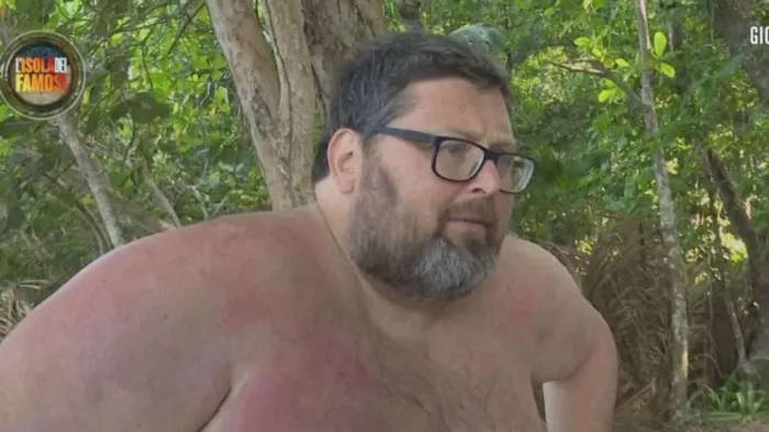 isola dei famosi giovani vs senior la battaglia per il fuoco infuria