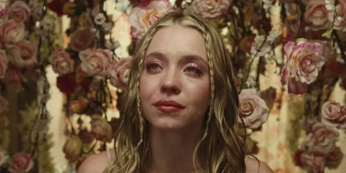 Immagine Copertina «Sydney Sweeney Svela: Euphoria 3 Sarà Oltre Ogni Limite per Cassie Howard»