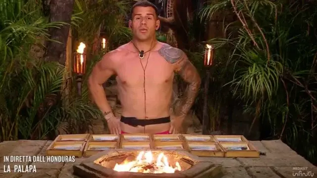 Mister Movie | Isola dei Famosi 2025, Angelo Famao lascia il programma! “Non dormo né mangio, non fa per me” Mister Movie | Isola dei Famosi 2025, Angelo Famao lascia il programma! “Non dormo né mangio, non fa per me”
