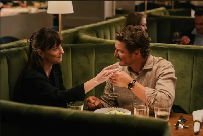 trailer italiano material love dakota johnson chris evans e pedro pascal in un triangolo amoroso