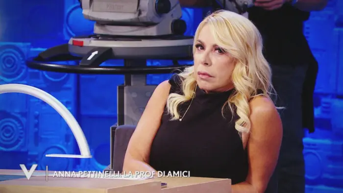 Mister Movie | Amici 24: Nicolò fuori dalla finale, il commosso addio di Anna Pettinelli Mister Movie | Amici 24: Nicolò fuori dalla finale, il commosso addio di Anna Pettinelli