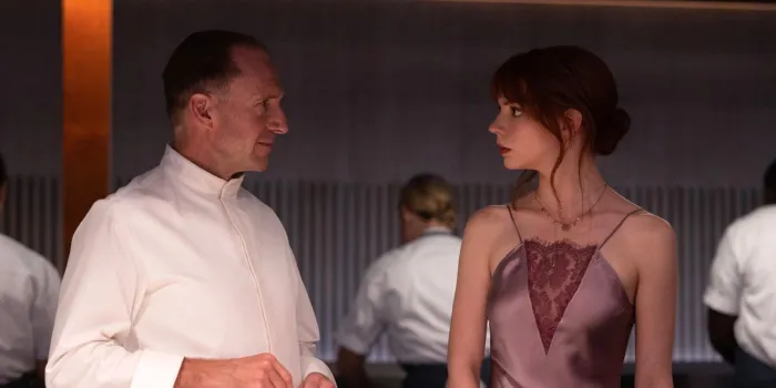 The Menu: Gustati la satira horror con Fiennes e Taylor-Joy, presto gratis!