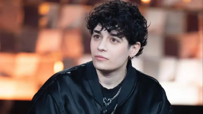 mister movie amici 24 antonia e senza cri fidanzate sputano foto mano nella mano