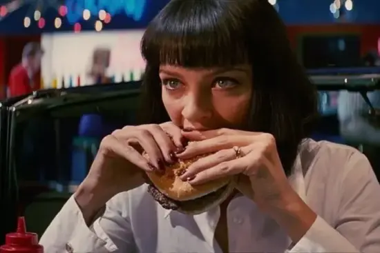 Uma Thurman rivela la sua più grande paura quando recita: "Mangiare sul set"