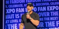 John Cena e la mano in tasca sul red carpet: il motivo è personale