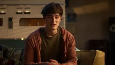 Noah Schnapp torna agli anni ’80 con Stealing From Pablo, il thriller ispirato a Pablo Escobar